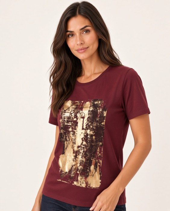 Bordowy T-shirt damski SAGE ze złotym nadrukiem – zbliżenie na nadruk